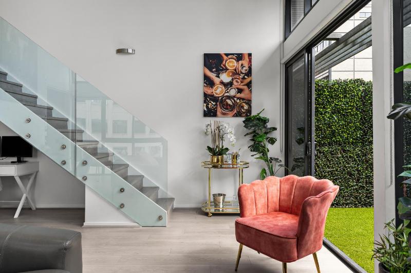 Private Apartment Rare Loft Style Penthouse Bourke St Mall with Parking - image 9