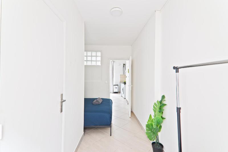 Eiffel Tower Heart of Paris 1BR-4P with NetFlix - image 15