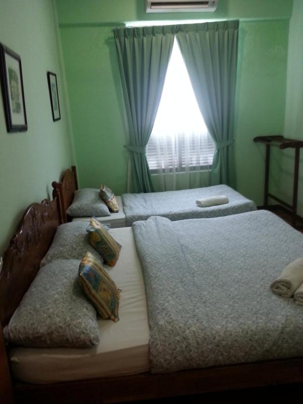 Standard Triple Room with Shared Bathroom image 2