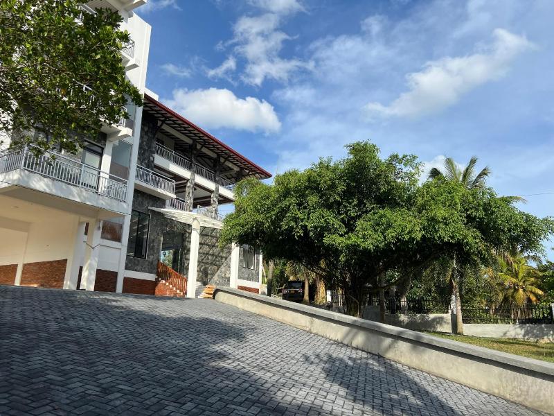 Praia Bay Hiriketiya - image 12