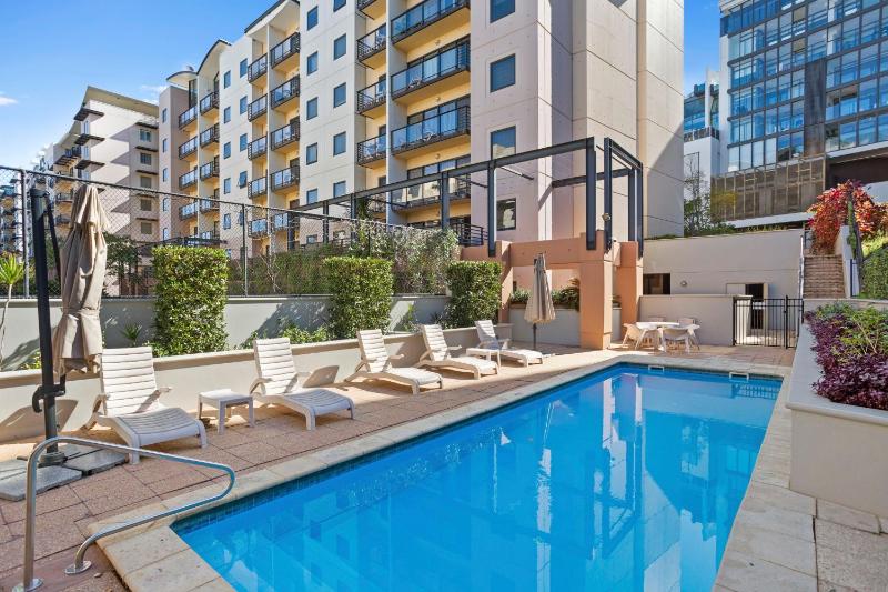 CBD Edge 1BR on Mounts Bay Road - image 4