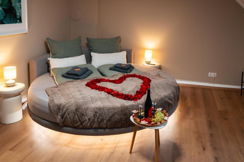Wellness Altstadt Suite - Sauna Whirlpool & Free Parking by HERO HOMES Graz - image 18
