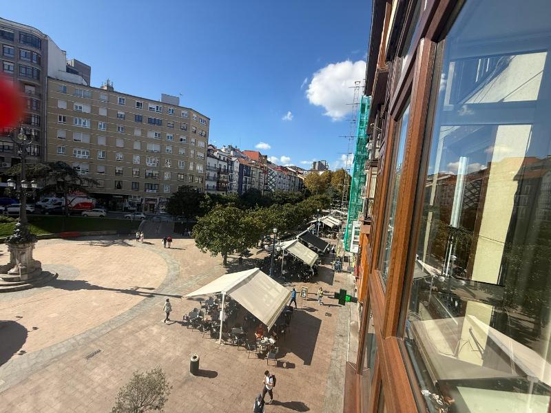 Apartamento en el centro de Santander en la plaza Juan Carlos I - image 4
