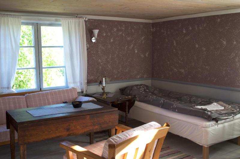 Single Room with Shared Bathroom image 4