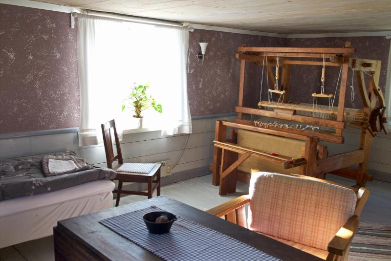 Single Room with Shared Bathroom image 3