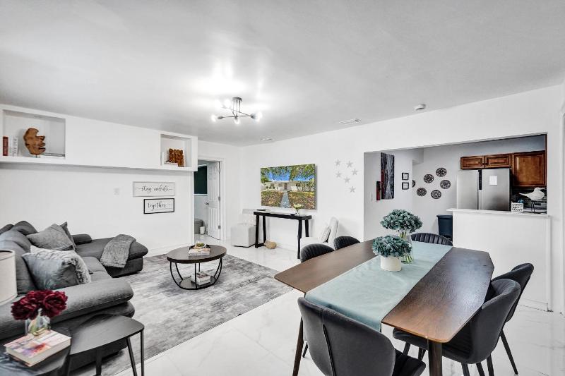 Charming 3 bedroom getaway house in Hollywood - image 1