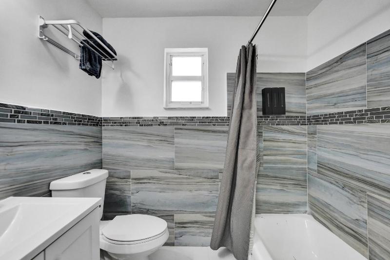 Charming 3 bedroom getaway house in Hollywood - image 20