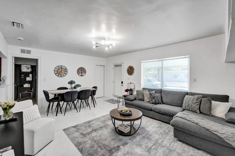 Charming 3 bedroom getaway house in Hollywood - image 2