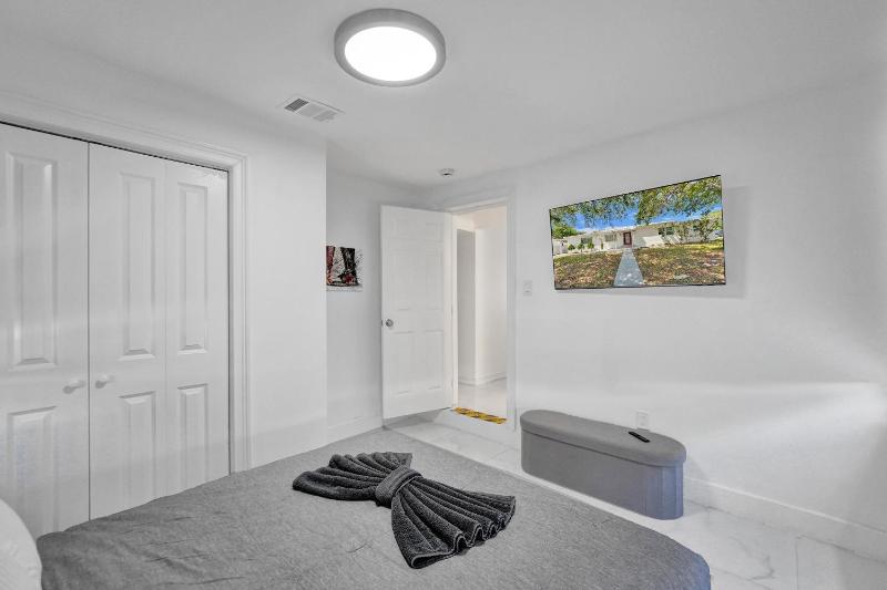 Charming 3 bedroom getaway house in Hollywood - image 40