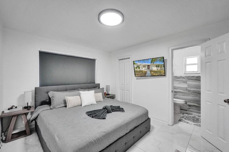 Charming 3 bedroom getaway house in Hollywood - image 11