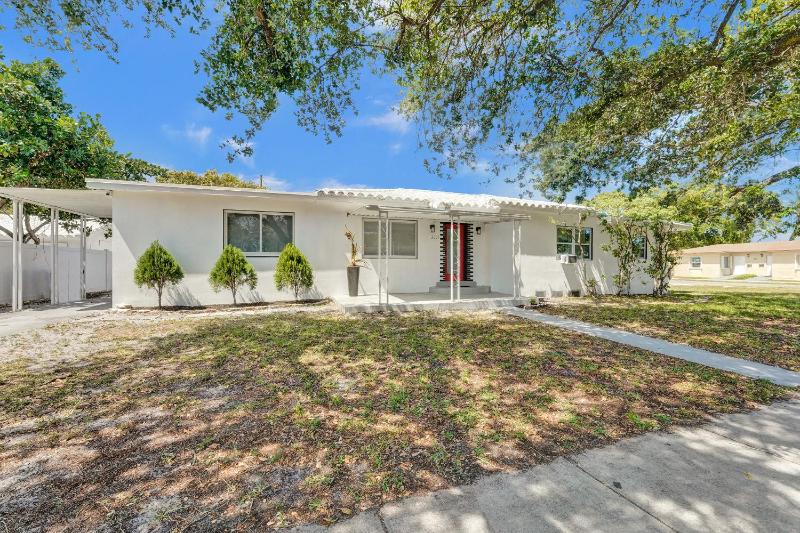 Charming 3 bedroom getaway house in Hollywood - image 21