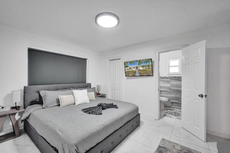 Charming 3 bedroom getaway house in Hollywood - image 27