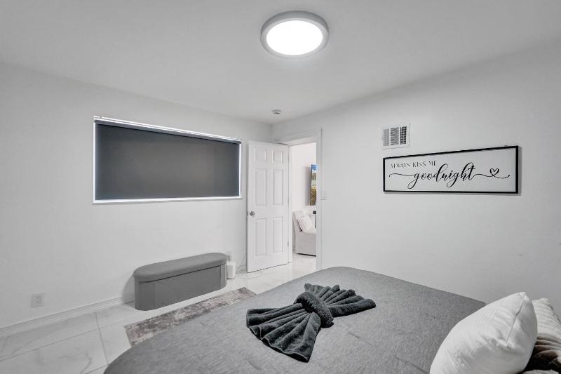 Charming 3 bedroom getaway house in Hollywood - image 13