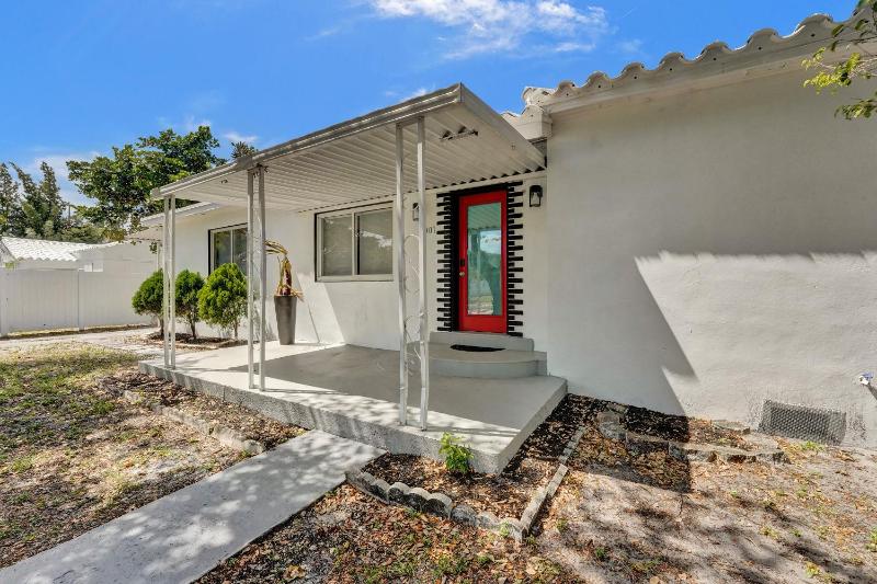 Charming 3 bedroom getaway house in Hollywood - image 30