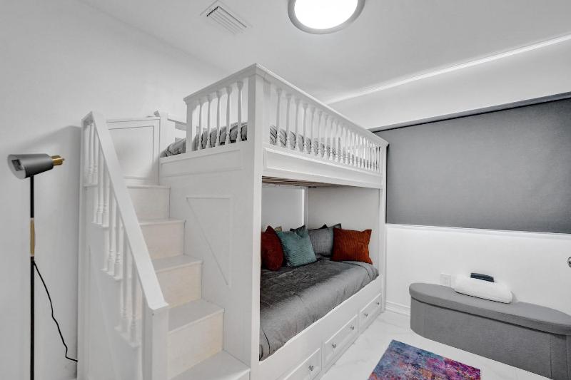 Charming 3 bedroom getaway house in Hollywood - image 9