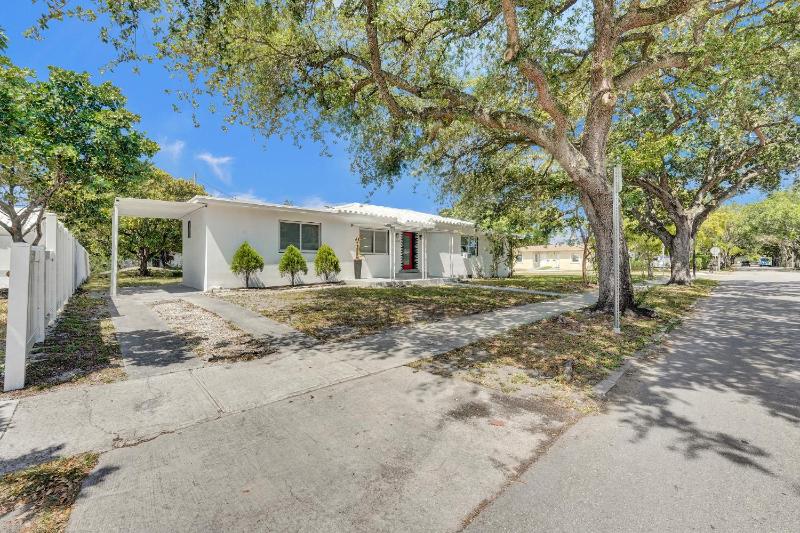 Charming 3 bedroom getaway house in Hollywood - image 14