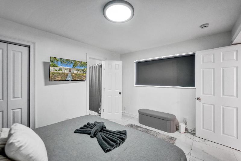 Charming 3 bedroom getaway house in Hollywood - image 36