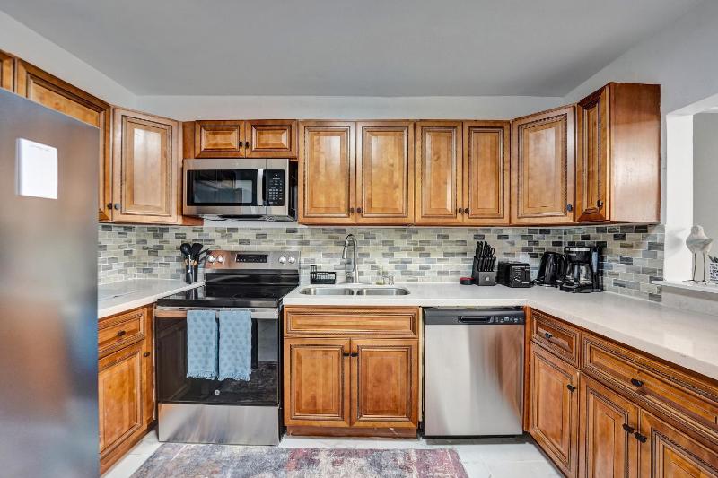 Charming 3 bedroom getaway house in Hollywood - image 35