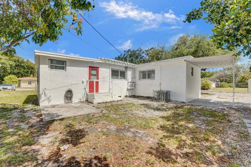 Charming 3 bedroom getaway house in Hollywood - image 3