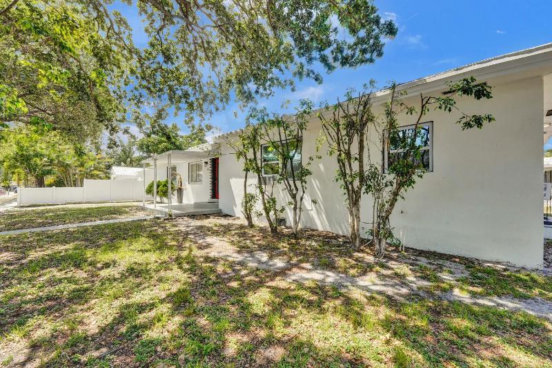 Charming 3 bedroom getaway house in Hollywood - image 29