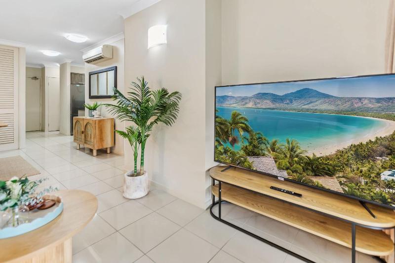 Cairns 2BR Palms Stay Top Floor & Pool View - image 6