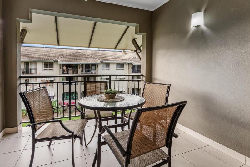 Cairns 2BR Palms Stay Top Floor & Pool View - image 15