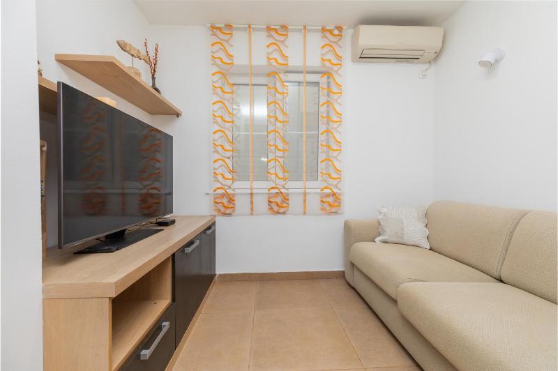 Apartments by the sea Drasnice Makarska - 23854 - image 10