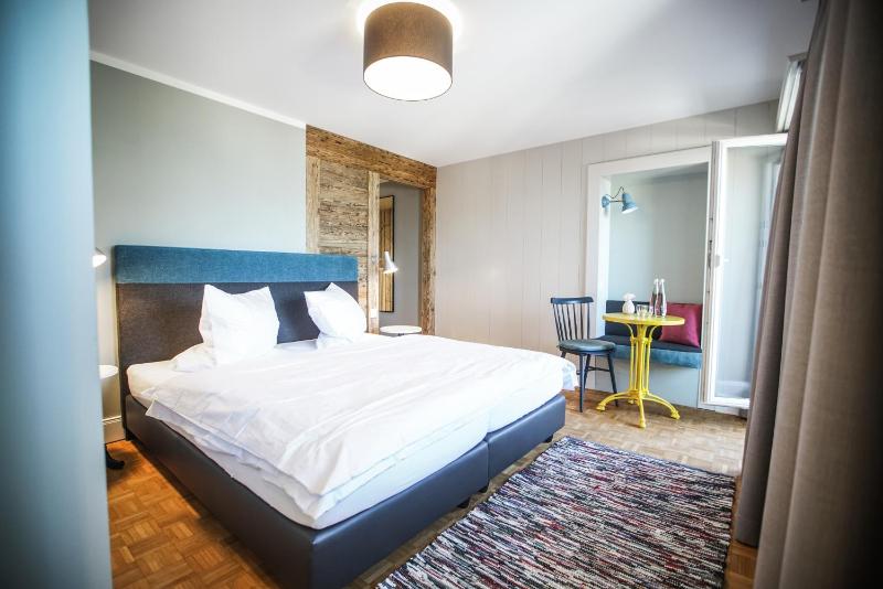 Deluxe Double Room with Balcony image 4