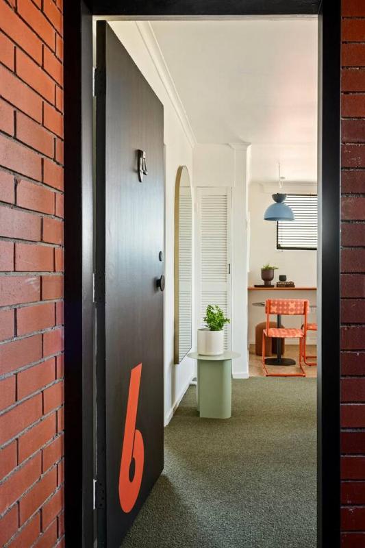 Budd Place Sunny Top-Floor Stay with Parking - image 8