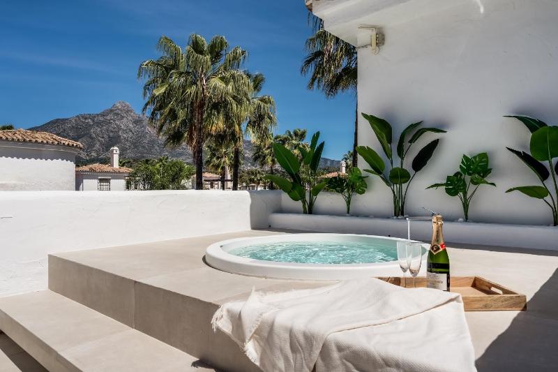 Ultimate Rentals - Luxury Penthouse - Los Naranjos de Marbella - image 5