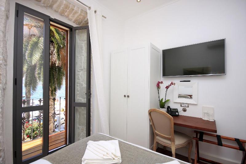 Double Room with Balcony and Sea View image 3