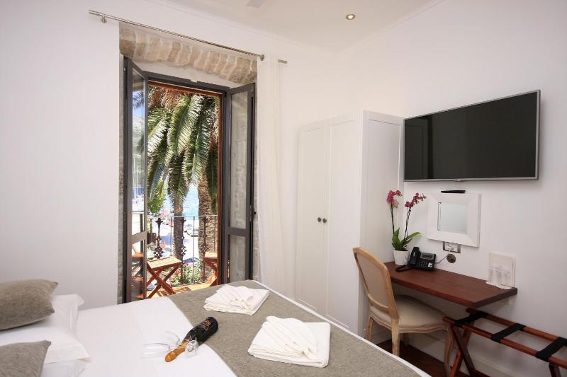 Double Room with Balcony and Sea View image 2
