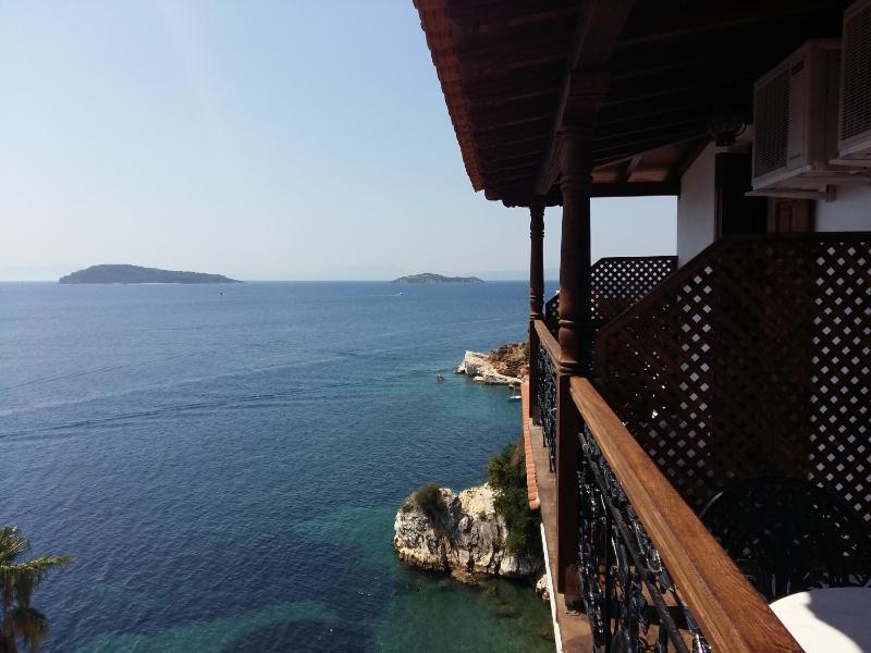 Deluxe Double Room with Balcony and Sea View image 2
