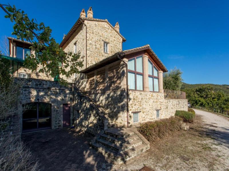 Apartment in farmhouse with pool - image 1