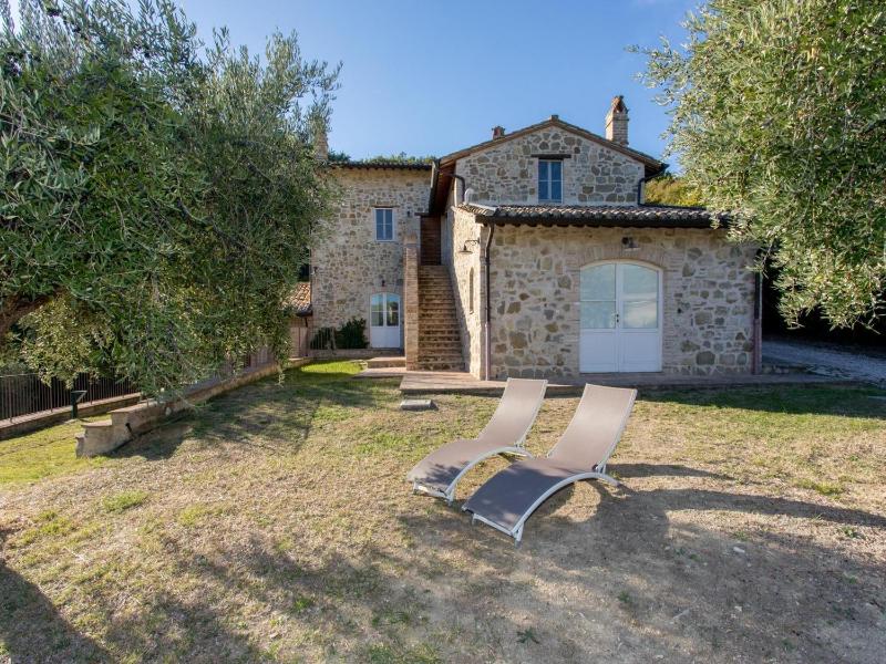 Apartment in a farmhouse with swimming pool - image 18