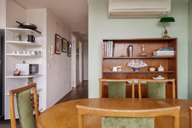 Garnet Gallery - An Artful Stay near Dining & Museum - image 4