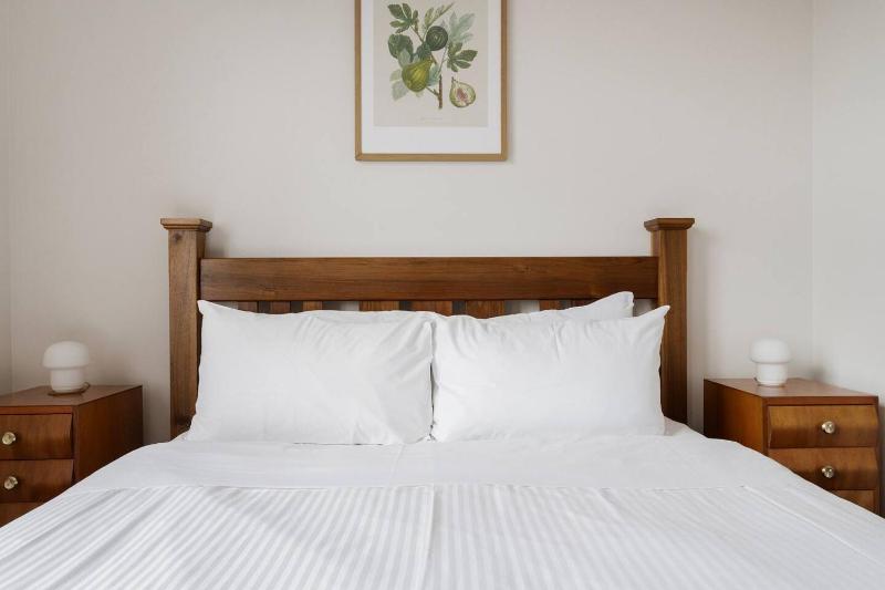 Garnet Gallery - An Artful Stay near Dining & Museum - image 5