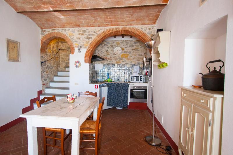 One-Bedroom Apartment - Split Level image 4