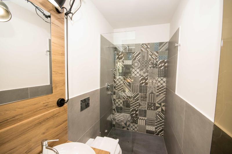Deluxe Double Room with Balcony image 3