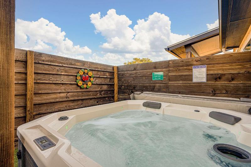 Eagles Nest-HotTub-5 min to Downtown - image 10