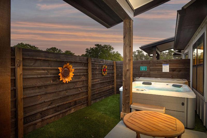 Eagles Nest-HotTub-5 min to Downtown - image 15