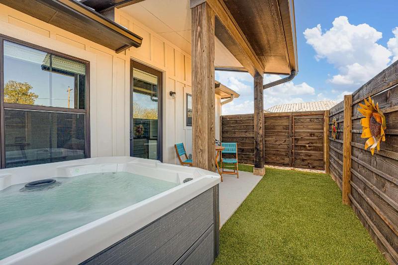 Eagles Nest-HotTub-5 min to Downtown - image 13