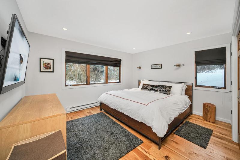 Riverside C03 Walk to Gondola Hot Tubs - 2 Br 2 Ba Sleeps 6 - image 2