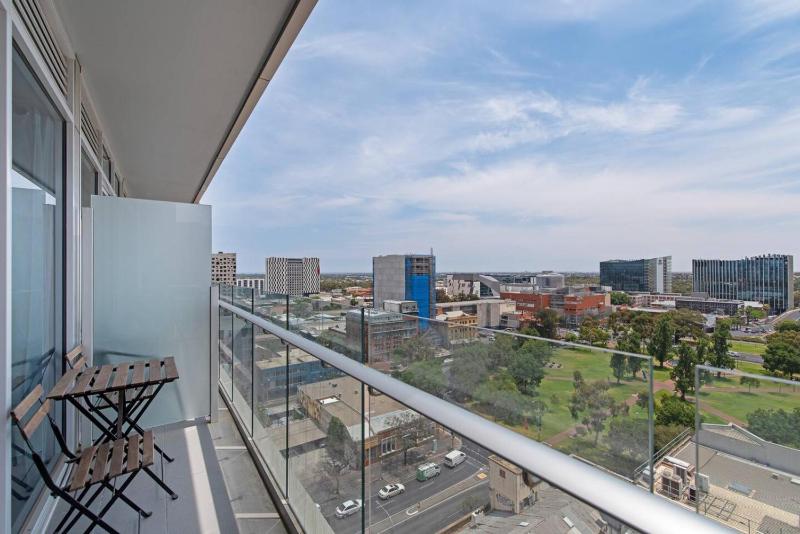 Vision Studio Apartment – Square View & Parking - image 14