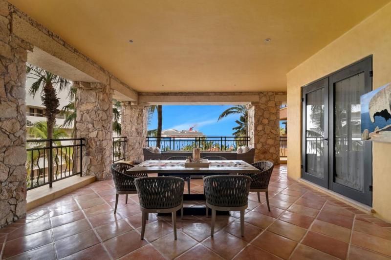 Hacienda Beach Club 5-Star Beachfront Sleeps 8 - image 4