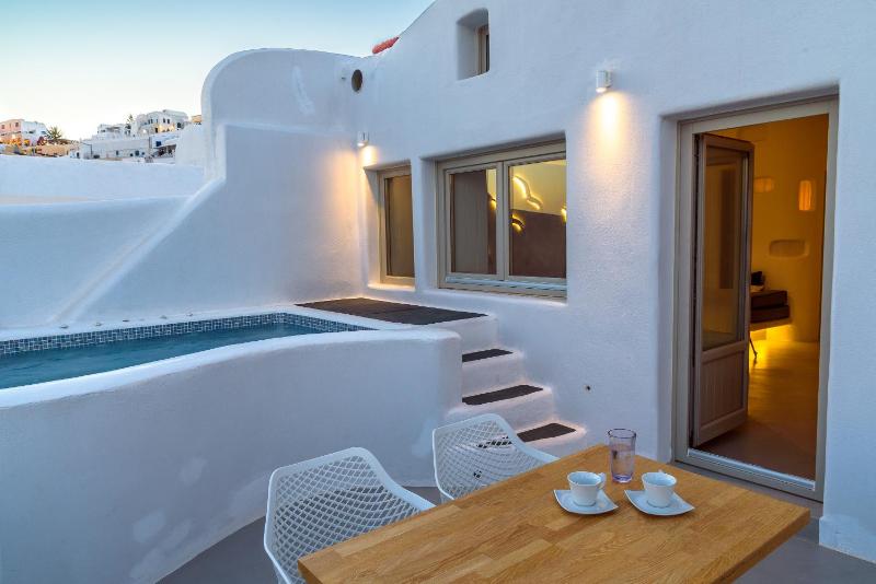 Senior Suite with Private Plunge Pool and Caldera View image 4