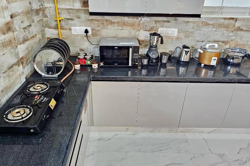 TrueLife Summit Suites - 2BHK Luxurious AC Studio Apartments - Modular Kitchen RO water system Microwave - Super fast WiFi 55 Smart TV 250 Airtel Channels - Prime Location - Nearby PS4 A2B pure veg restaurants - Parking-Top service with lots of love - image 6