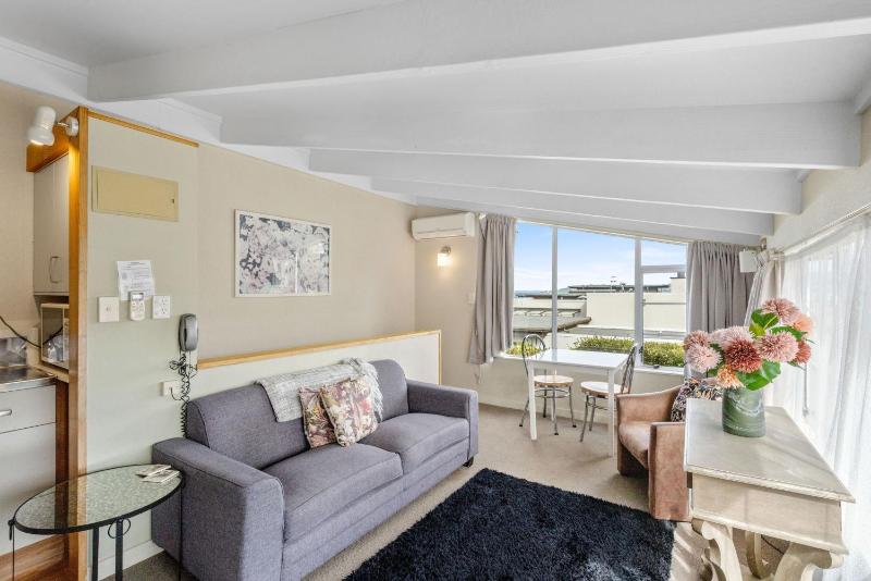 Cottage Mews Motel - image 32