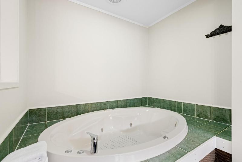 Cottage Mews Motel - image 14