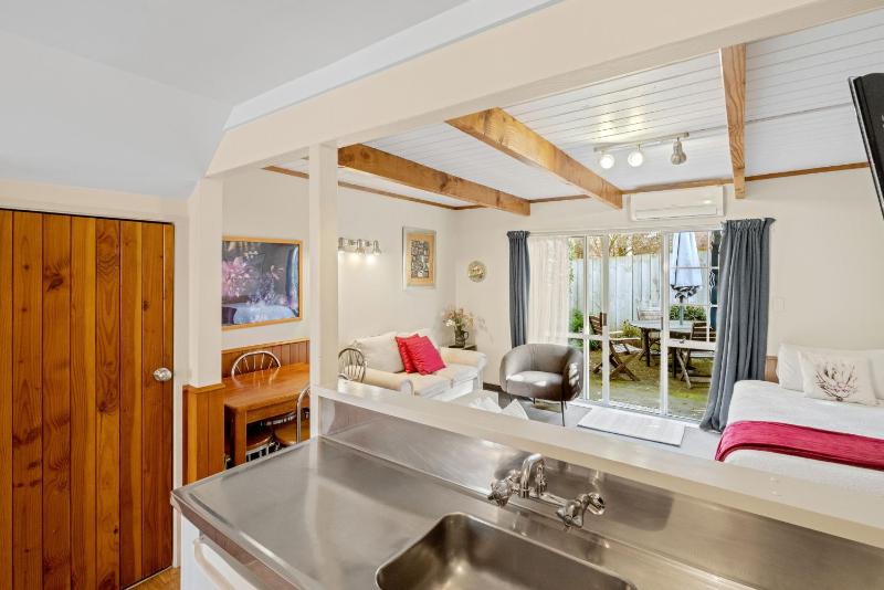 Cottage Mews Motel - image 43